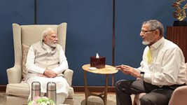 PM Modi:पीएम मोदी से मिलने पहुंचे स्कूल के दोस्त, जमीन में हेराफेरी के खिलाफ की CBI जांच की मांग