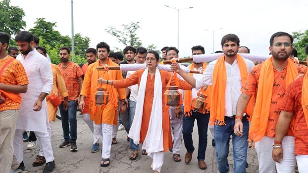 भाजपा युवा मोर्चा के राष्ट्रीय अध्यक्ष तेजस्वी कांवड़ लेकर पहुंचे वीरभद्र, हर की पौड़ी पर की पूजा-अर्चना