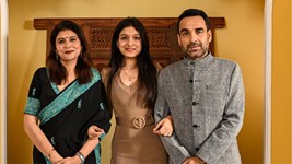 मुझे सुन ही नहीं रही हो, किसे मैसेज...भाषण देते हुए पत्नी मृदुला पर रुकी पंकज त्रिपाठी की नजरें, फोन में दिखी बिजी; ऑडियंस भी खिलखिला उठीं