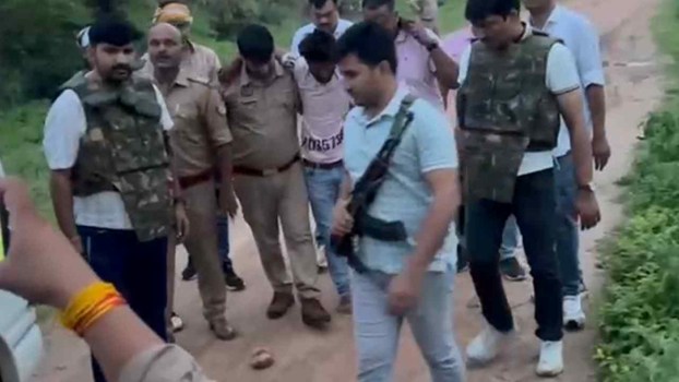 UP News: यूपी के झांसी में पुलिस को मिली बड़ी सफलता, 25 हजार का इनामी बदमाश मुठभेड़ के बाद दबोचा