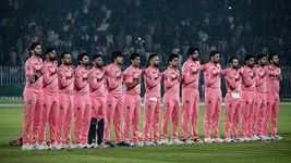 लाहौर में हरी नहीं, गुलाबी जर्सी में उतरी पाकिस्तान की टीम, वजह जानकर हो जाएंगे हैरान