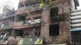 Delhi News: सुबह-सुबह दिल्ली में बड़ा हादसा, ई-रिक्शा की बैटरी में ब्लास्ट से 2 की मौत