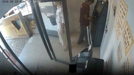 हरियाणा के रेवाड़ी में ATM लूटने का अनोखा तरीका! दो लड़कियों ने पहले लगाई लोहे की पत्ती, फिर कैश निकालने पहुंचीं