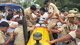 Haryana News: हरियाणा के हांसी में तनाव, प्रदर्शनकारियों से झड़प के दौरान SP-DSP घायल